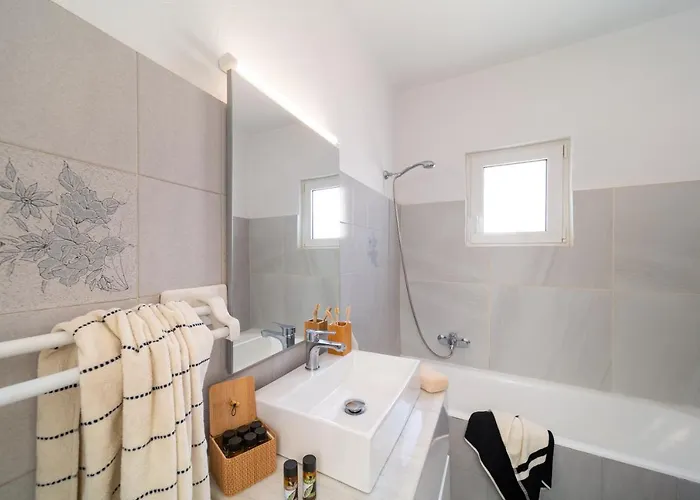 Emelia Cozy * Rhodes City